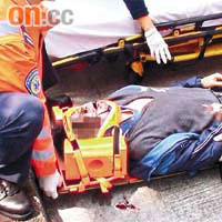 跳橋重傷男子由救護員急救。	（陳錦昌攝）