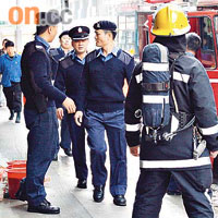 配備煙帽隊裝備的消防員，重返火場重組發現楊俊傑經過。	（陳展鴻攝）