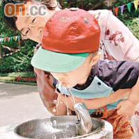 市面的飲水機水源或只經過濾，未經煮沸的飲用水，幼童尤其小心。
