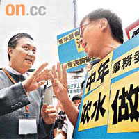 陳振彬（左）喺青年高峰會開始前，親自到場外邀請一班示威青年進場參與討論，但遭拒絕。	（資料圖片）
