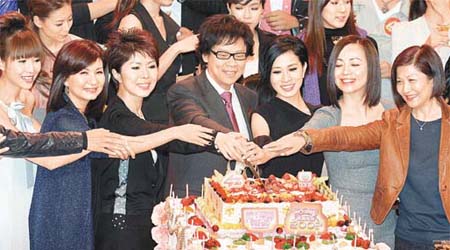 去年無綫台慶陳志雲率眾星切蛋糕慶祝。