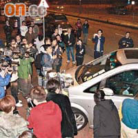 陳志雲所乘七人車到達他所住大廈外時，大批記者包圍拍攝。（高偉明攝）