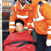 男子獲救後被送往醫院檢查。	（沈厚錚攝）