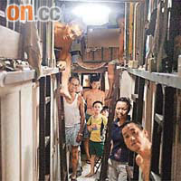 展出的照片紀錄了籠屋住戶的日常生活。	（香港社區組織協會提供照片）