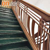179號唐樓的樓梯有幾何圖案的鐵製扶手，設計古典。