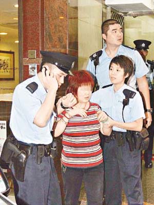 涉嫌刑事恐嚇的婦人被捕。	（劉子文攝）