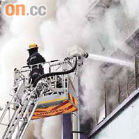 消防處證實有操作員在麗昌工廠大廈大火中刪除了火警升級訊息。	（資料圖片）