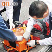 救護員為跳車受傷的婦人急救，其丈夫哀傷否認有外遇。	（曾紹良攝）