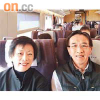 周梁淑怡（左）與田北俊（右）趁兩會期間嘅空檔，一齊由北京坐高鐵到天津食狗不理包。（周梁淑怡提供圖片）