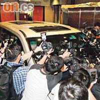 陳志雲被捕後首次主動見傳媒，吸引多達二百名記者到場採訪。	（霍振鋒攝）