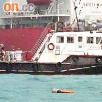 東博寮海峽屬繁忙航道，海事處人員在沉船位置拋下浮泡作標記。	（馬竟峯攝）