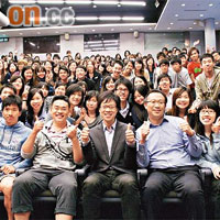 陳志雲演講完畢與二百名學生合照留念，笑容滿面。