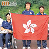程偉雄（右）憑堅毅不屈意志，無視旁人質疑的眼光，成為香港殘疾射箭隊代表，並將出戰年底的殘亞運。