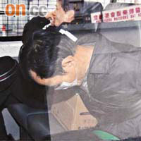 被告李達明昨由警車解往法院應訊。	（胡耀威攝）