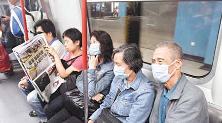 不少市民外出坐港鐵時戴上口罩。