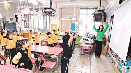 小學生在空氣污染環境下不宜在戶外做運動，改在班房做甩手操。	（何天成攝）