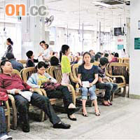 深圳南山區醫院昨日擠滿呼吸道感染的病人。