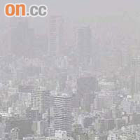 日本大阪城隱身在沙塵迷霧之中。