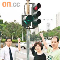 區議員譚榮勳（左）指「孖仔燈」易令司機誤會。	（陳錦昌攝）