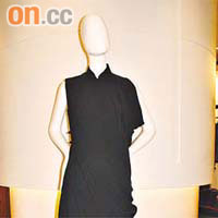 呢件改良式旗袍為朱玲玲度身訂造，裙襬嘅Laser-cut要喺瑞士用高科技剪裁。