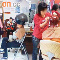 髮型師忙着為客人美髮。