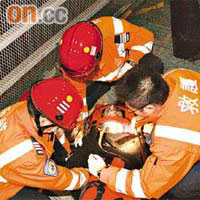 救護員替受傷的士司機急救。