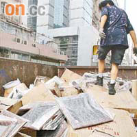 大批「新貨」棄置於垃圾斗，數百個畫架連紙皮及保護的「啪啪紙」套也未拆除。