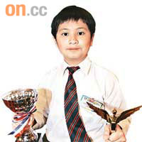 何叡軒在今屆青少年創新科技大賽獲得兩個獎項，並指他發明的「快速解凍器」意念來自他愛吃的急凍帶子。	（高嘉業攝）