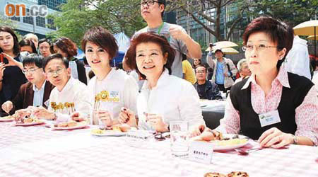 蘇菲梁（右二）推廣有機食品，響應嘅仲包括歌星梁詠琪（右三）同環境局副局長潘潔（右一）。