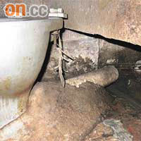 天台僭建廁所，並將污水渠非法接駁至雨水渠，令雨水渠經常淤塞及倒流污水。