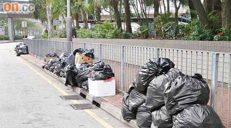屏義路馬路旁早前被人棄置近五十袋垃圾，影響衞生。