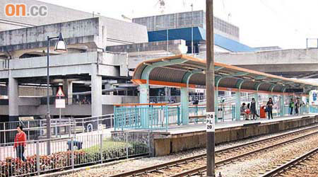 輕鐵河田站月台靠蔡意橋一方不設出口，不便乘客。