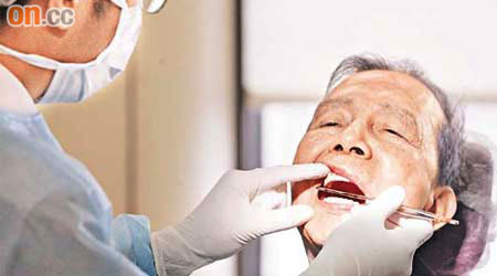 專家建議服用骨質疏鬆藥物前應先進行牙科檢查。