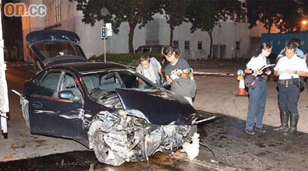 被告當日所駕的私家車，車頭撞至毀爛不堪。