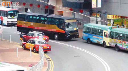 興寧路常有旅遊巴及的士違泊，阻塞交通。