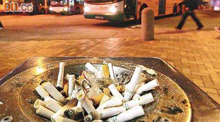 灣仔碼頭巴士總站等百多個露天交匯處最快十二月禁煙。	（袁志豪攝）