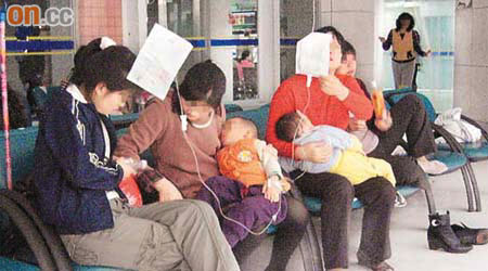 深圳一間醫院昨日有不少患了手足口病的兒童求診。