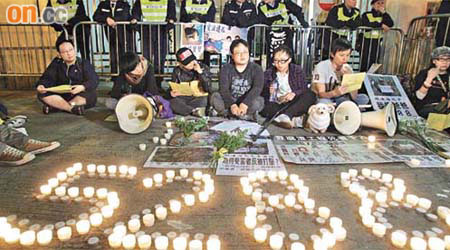 七十名市民前往中聯辦抗議，他們以燭光砌成「5288」字句，發音與「我愛爸爸」相似，以聲援趙連海。	（羅君豪攝）