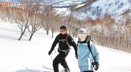 田北俊（左）新年滑雪未能盡興，日前同Andrea去多一轉。	（田北俊提供圖片）