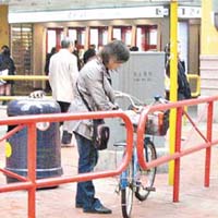 為求「就手」，即使消防通道亦有市民違例將單車停泊。