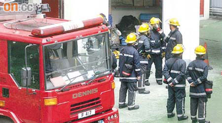 觀塘消防局消防員如常在下午操練，到訪的盧振雄則未有觀操。