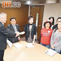黎玉嬋（左三）與國泰機艙服務總經理司徒覺仕（左一）在勞工處簽署協議書後握手。
