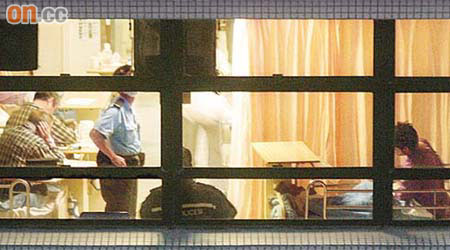 被捕男子（右）在瑪嘉烈醫院普通病房留醫，兩警員在旁看守。