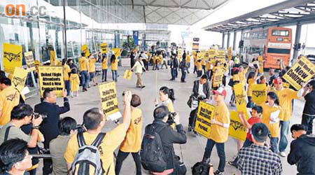 大批香港聯合航空的空中服務員齊集於機場請願。（何天成攝）