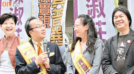 公民黨兩名辭職議員梁家傑（左二）、陳淑莊（右二），昨早正式報名參選，早前已報名的社民連梁國雄（右一）及「五區公投」總發言人余若薇（左一）亦有陪同。	（呂浩然攝）