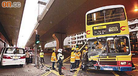 與巴士相撞的七人車剷上行人路，巴士車頭則嚴重損毀。（馬竟峯攝）