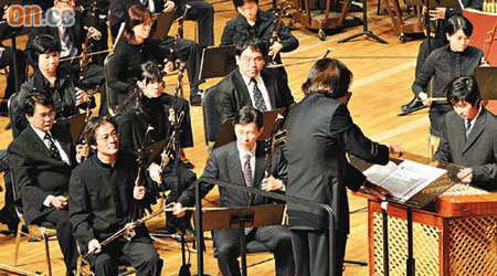 馮康（前排左二）會喺四川嘅音樂義演上，同二胡宗師黃安源（前排左一）同台演出。