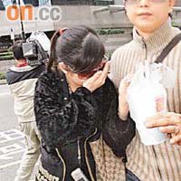黃琬亭昨由父親黃漢威陪同到庭支持被告。