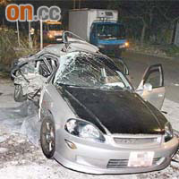 肇事私家車在意外中嚴重損毀。