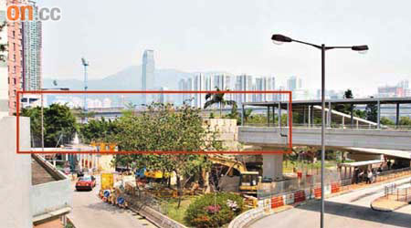 運輸署及路政署擬將公眾行人天橋（右）接駁至海悅花園天橋（左），引發極大爭議。